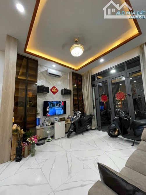BÁN NHÀ 4 TẤM MỚI ĐẸP QUẬN 4 HẺM XE HƠI 8M VI VU 3PN GIÁ 8TỈ KHU DÂN CƯ DT 4,5*9 - 3