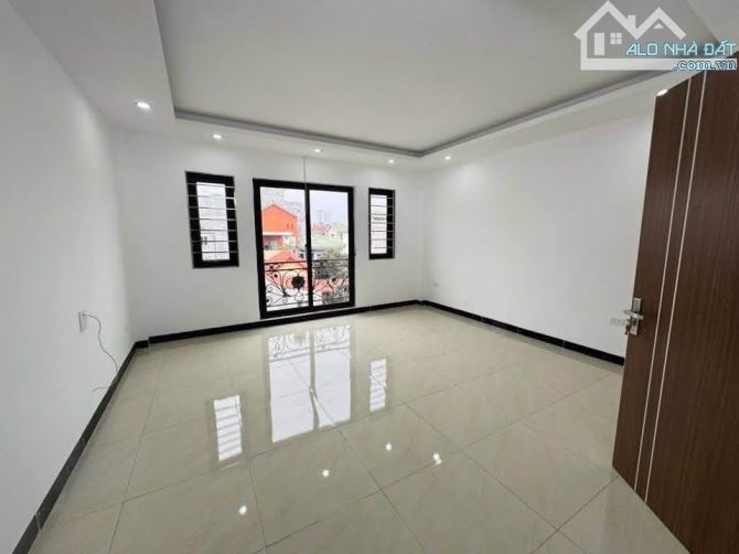 MỸ NỮ CHÂN DÀI - 5 TẦNG – 42M² – Ô TÔ ĐỖ – CHỈ 5,X TỶ ( CÓ TL ) #BÁT #KHỐI - #LONG #BIÊN - 4