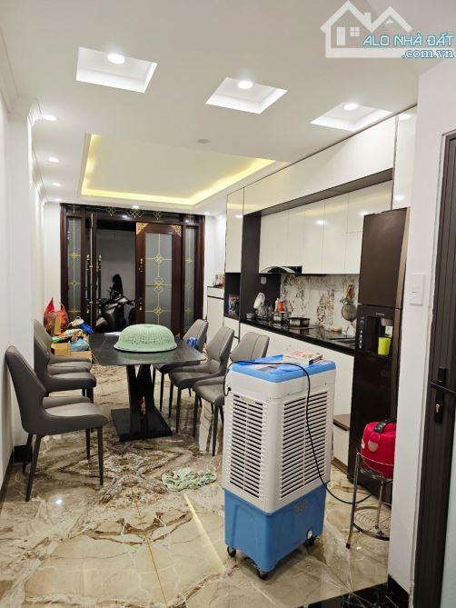 GIANG BIÊN 6 TẦNG. NỘI THẤT ĐẸP -15m Ô TÔ THÔNG Ô BÀN CỜ. NỘI THẤT. 5.9 TỶ - Vị trí trung - 4