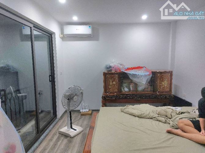 Bán nhà phố Đức Giang 30m2- 5 tầng- 3 phòng ngủ- 6.4 tỷ, gần ô tô - 4