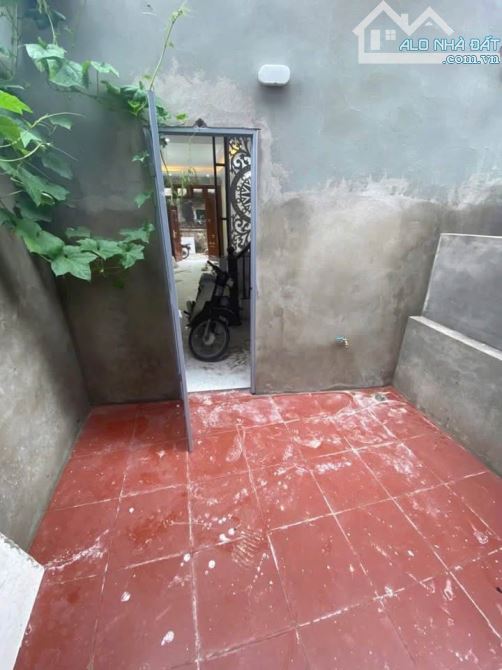 MỸ NỮ CHÂN DÀI - 5 TẦNG – 42M² – Ô TÔ ĐỖ – CHỈ 5,X TỶ ( CÓ TL ) #BÁT #KHỐI - #LONG #BIÊN - 5