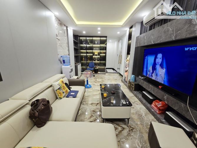 GIANG BIÊN 6 TẦNG. NỘI THẤT ĐẸP -15m Ô TÔ THÔNG Ô BÀN CỜ. NỘI THẤT. 5.9 TỶ - Vị trí trung - 5