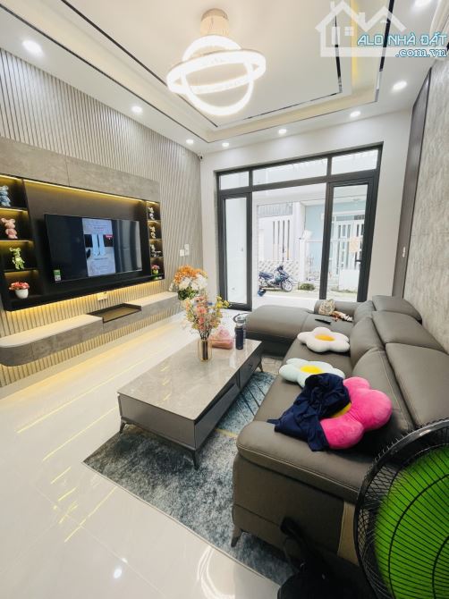 Nhà mới 3 tầng, 62m2, đúc BTCT, 4PN, view Landmark, gần Phú Mỹ Hưng, sổ hồng riêng. Chỉ 7, - 5