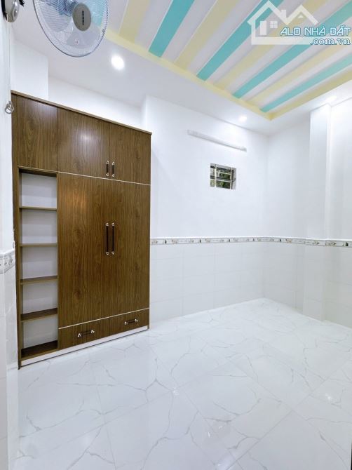 Siêu phẩm hiếm mới nhận Đ. Lê Quốc Hưng , Q4 - Giá: 3 Tỷ 055 / 48.8m2. SHR, hẻm dân trí - 6