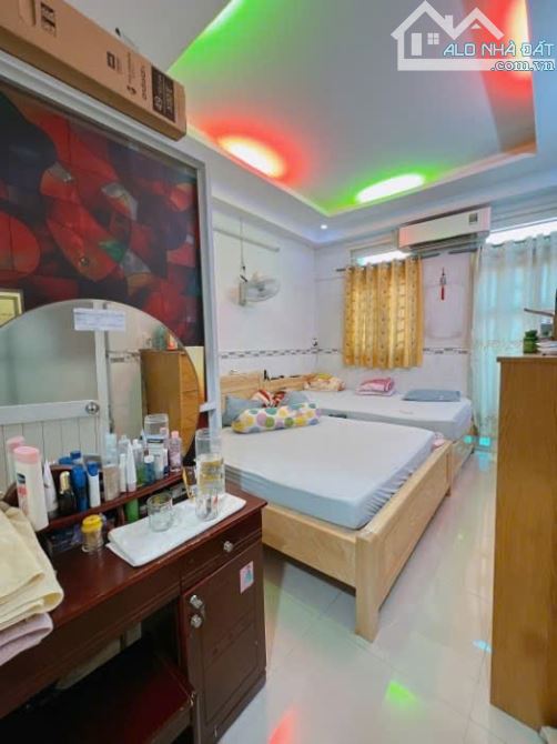 MẶT TIỀN CÁCH 2 CĂN NHÀ NGANG 3.5 DÀI 12 ĐÚC BÊ TÔNG  CÓ 5 TỶ Q4 - 6