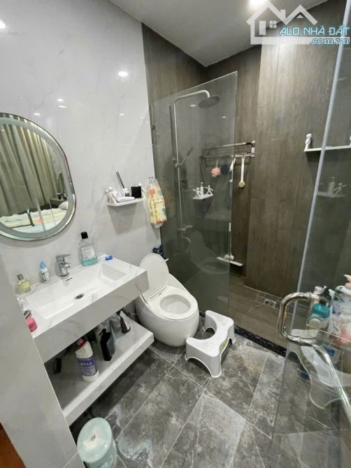 BÁN NHÀ 4 TẤM MỚI ĐẸP QUẬN 4 HẺM XE HƠI 8M VI VU 3PN GIÁ 8TỈ KHU DÂN CƯ DT 4,5*9 - 7
