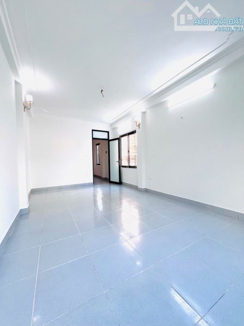 Bán nhà phố Đức Giang 40m2- 4 tầng- 8.5 tỷ, lô góc, dân xây, ô tô - 7