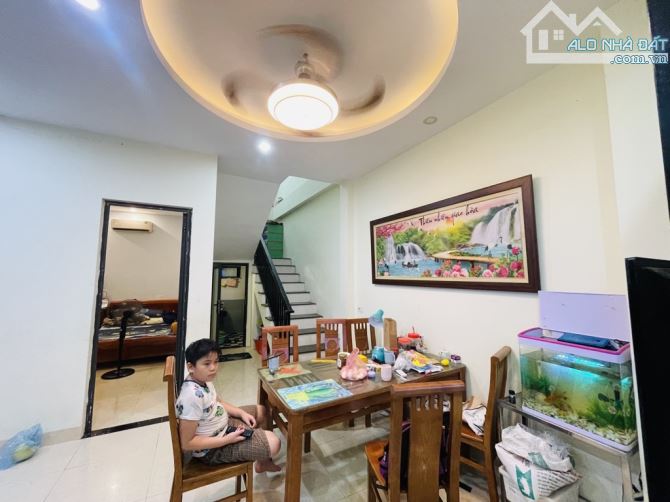 CỰ khối Long Biên -NHÀ ĐẸP 2 Tầng x 65m CHỦ TỰ XÂY - LÔ GÓC - SIÊU THOÁNG - GẦN Ô TÔ - 8