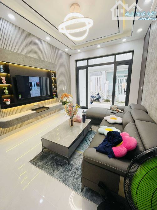 Nhà mới 3 tầng, 62m2, đúc BTCT, 4PN, view Landmark, gần Phú Mỹ Hưng, sổ hồng riêng. Chỉ 7, - 8