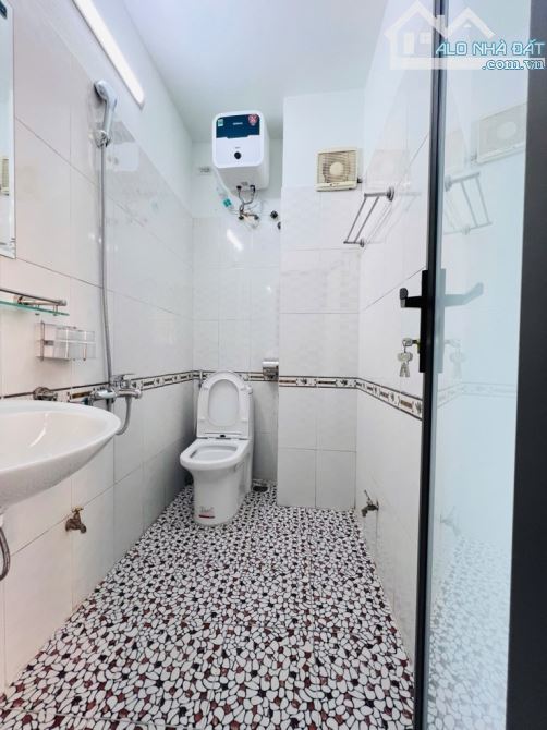 Bán nhà phố Đức Giang 40m2- 4 tầng- 8.5 tỷ, lô góc, dân xây, ô tô - 8