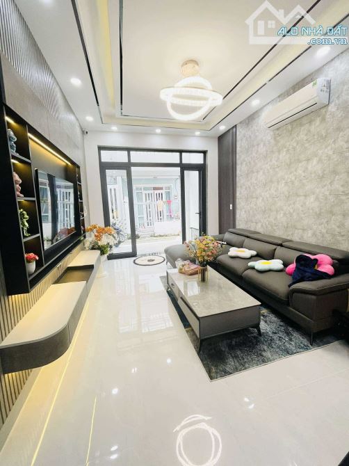 Nhà mới 3 tầng, 62m2, đúc BTCT, 4PN, view Landmark, gần Phú Mỹ Hưng, sổ hồng riêng. Chỉ 7, - 9