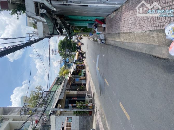 Bán gấp nhà cũ tiền xây mới MTKD Phong Phú 180m2,  ngang 5.6m, SHR, chỉ 17.4 tỷ.