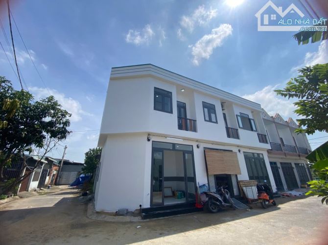 Nhà mới xây gần nhiều tiện ích - căn góc 2 mặt tiền