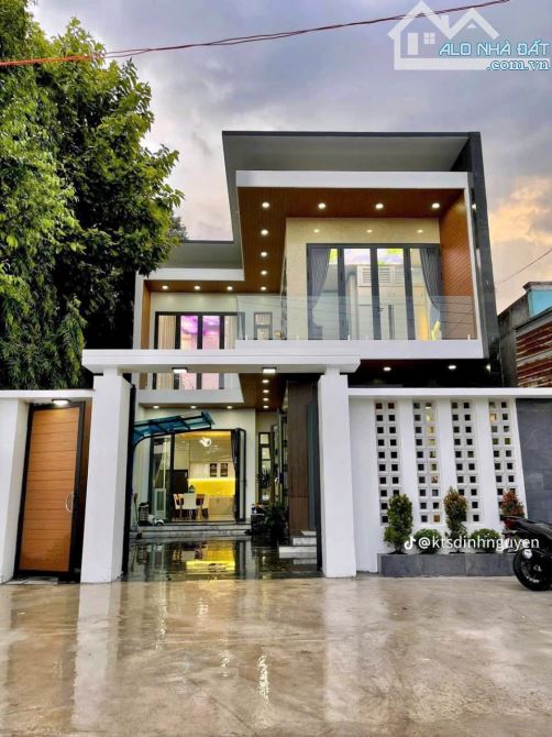 Ngộp căn biệt thự 10x12 ngay UBND mới
