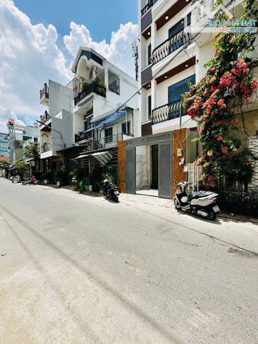 Nhà hẻm nhựa một xẹt 8m gần đường Hương Lộ 2, 4x13m, đúc 4,5 tấm nội thất cao cấp