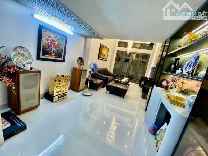 Bán nhà 5 tầng phân lô ôtô đỗ cửa Đặng Tiến Đông DT 40m giá 15.3 tỷ