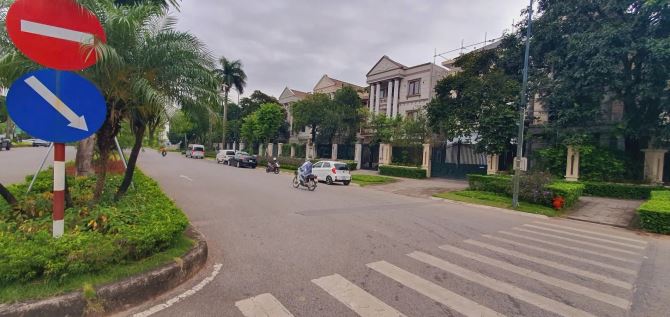 Bán biệt thự cao cấp Ciputra Nguyễn Hoàng Tôn 300 m² – mặt tiền 12 m – vị trí VIP