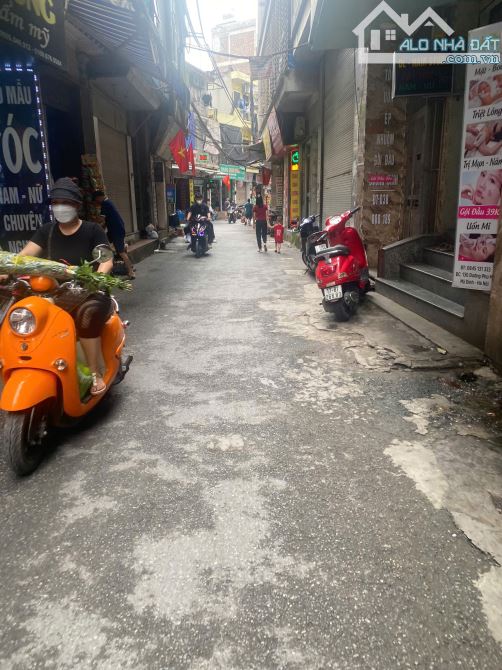 BÁN NHÀ PHÂN LÔ CẦU GIẤY - Ô TÔ ĐỖ CỬA - NGÕ THÔNG - GẦN PHỐ - VỊ TRÍ ĐẸP - CHỈ HƠN 12 TỶ