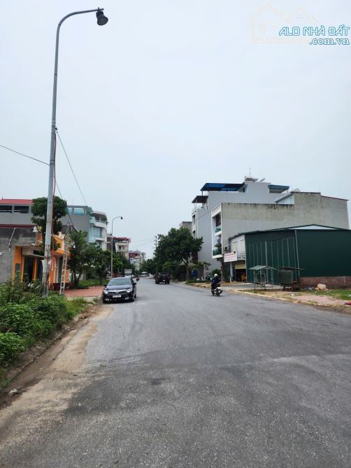 Bán góc 3mt  trục chính - Tiên Xá - Hạp Lĩnh. Dt 238m2. Mt 14m. TB và ĐB. giá 21 tỷ