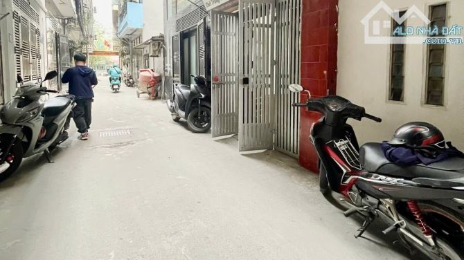 Bán nhà phố Trịnh Đình Cửu - Hoàng Mai –PHÂN LÔ ĐẸP – Ô TÔ ĐỖ CỬA – NGÕ THÔNG - CHỈ 10,89T