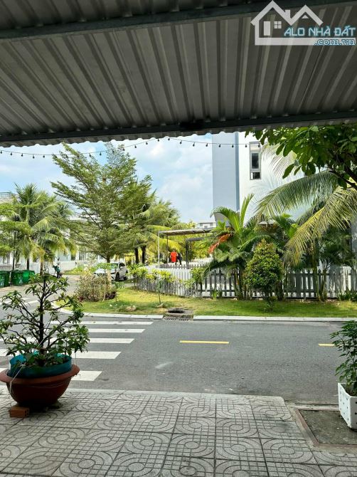 Nhà mặt tiền đường Tỉnh Lộ 824, 1 trệt 2 lầu, 3PN, SHR, DTSD 250m2 giá tốt chỉ 2ty250