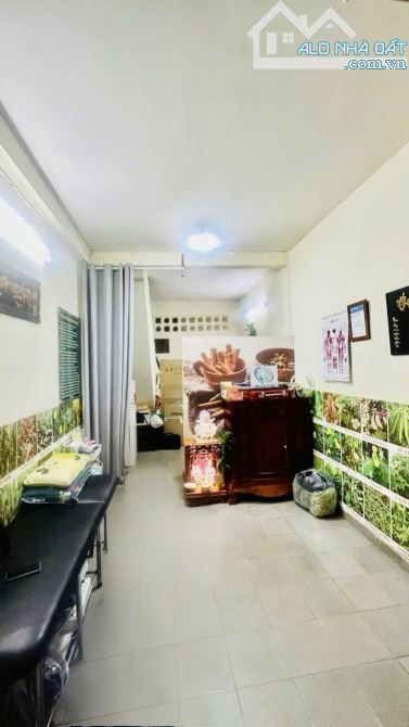 🔴 Bán nhà Trần Hưng Đạo, 3x10, 2 tầng 2PN,4,7 tỷ, sổ hồng, hẻm 3m sát mặt tiền, Quận 1