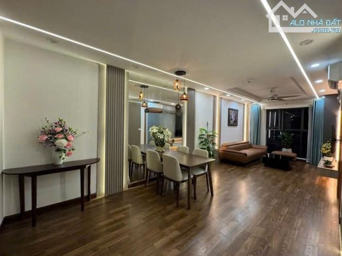 Bán chung cư KĐT Resco cổ nhuế - DT 105m2 sử dụng ( 3 ngủ) – giá chỉ 5,4 tỷ.