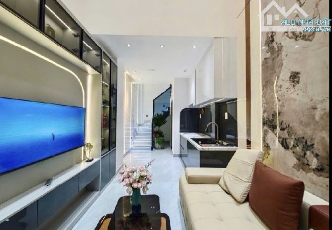 Nhà bán khu vực VIP quận 3 _ Lý Chính Thắng  5 tầng _ 8 pn  _ DT32 m2 _ Giá nhỉnh 7 tỷ