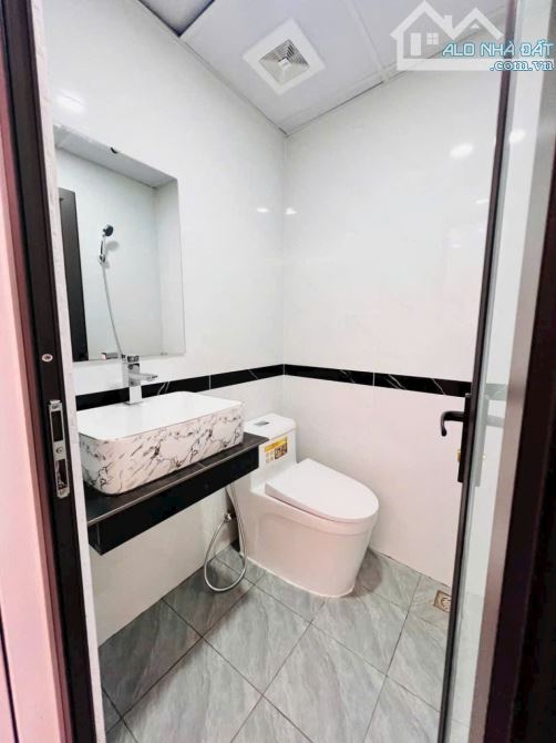 Bán nhà Trần Thái Tông, Cầu Giấy, 43m, 5 tầng, mặt tiền 4.2m, giá 9.8 tỷ