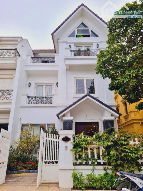 BÁN BIỆT THỰ ANH ĐÀO – VINHOMES RIVERSIDE - Giá: 60 Tỷ | Diện tích: 164m² | MT: 10m | 4 Tầ