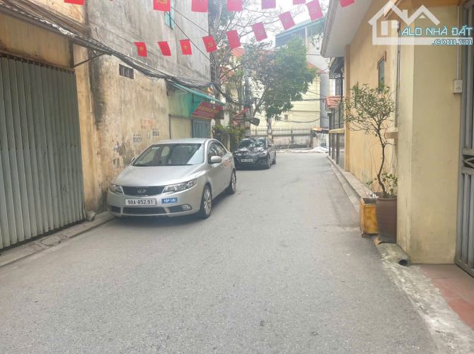 Bán đất ô tô tránh tăng nhà 3 tầng phố Trâu Quỳ, Gia Lâm, 65m chỉ 11,6 tỷ