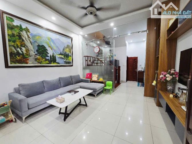 Bán nhà đẹp Long Biên, ngõ to như phố, ô tô tránh nhau cách 10m, ful.l nội thất, giá 6 tỷ+