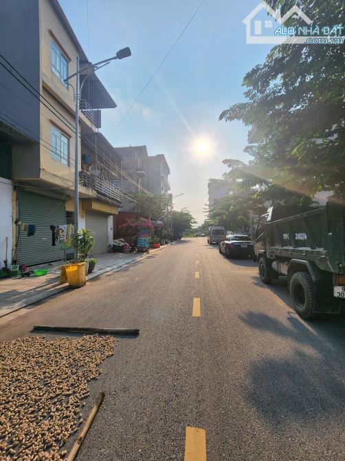 Bán đất giãn dân Lãm Trại . P .Vân Dương. BN dt 163m2 mt 8.6m hướng tây giá 7.5 tỷ