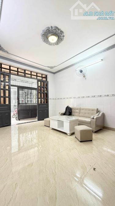 NHÀ 2 TẦNG ĐÚC 40M2 HAI MẶT HẺM. 50M RA MẶT TIỀN NGUYỄN ẢNH THỦ GẦN CHỢ ĐÔNG QUANG Q12.