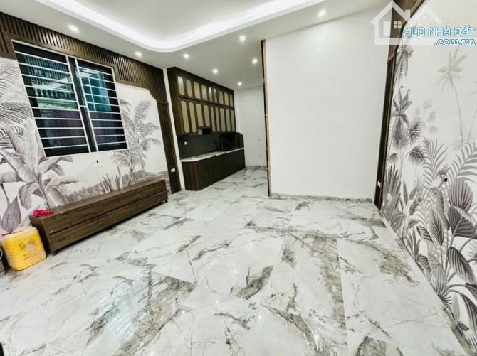 Bán nhà phố Thượng Thanh 35m2- 6 tầng- 4 phòng ngủ- 8 tỷ, thang máy, gần ô tô