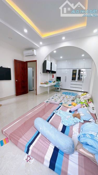 BÁN NHÀ ĐẸP 3 TẤM KHU VIP P3 QUẬN 4 HẺM 4M VỊ TRÍ 1/ HÌNH THẬT GIÁ 7TỈ 190 TL GIÁP Q1 - 11