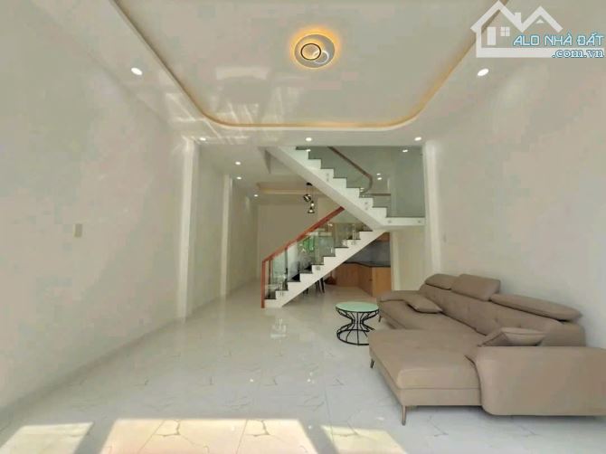 nhà lầu mới xây sổ hồng đầy đủ full thổ cư gần trung tâm di chuyển nhanh bao sang tên - 1