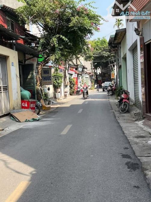 CÒN SÓT LẠI MẢNH ĐẤT VÀNG TRONG NÀNG THUÝ LĨNH  - Ô TÔ 7 CHỖ VÀO NHÀ ĐỖ CỬA - 1
