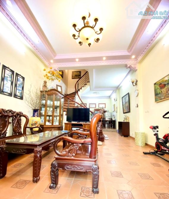 Bán Nhà Hoàng Quốc Việt - Sổ Vuông Hoa Hậu - Đầu Tư Cực Đẹp 63m2 - Mặt Tiền Siêu Rộng - 1
