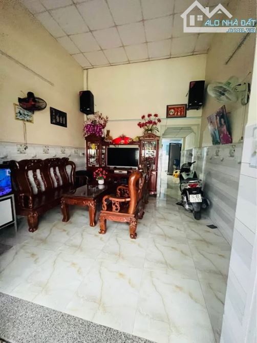 Vỡ nợ nên bán gấp căn nhà đầy kỉ niệm của gia đình, nhà ở Hóc Môn, DT56m2, giá 690 triệu. - 1