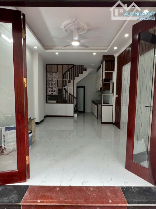 BÁN NHÀ BÁT KHỐI LONG BIÊN 5.2 TỶ 35m, 5 TẦNG,MT 4m Ô TÔ, Dòng tiền cho thuê 14 triệu/1T - 1
