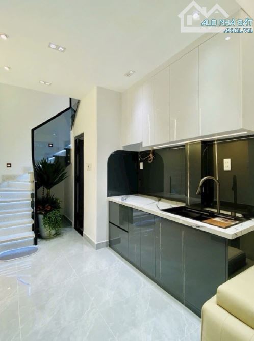 Nhà bán khu vực VIP quận 3 _ Lý Chính Thắng  5 tầng _ 8 pn  _ DT32 m2 _ Giá nhỉnh 7 tỷ - 1