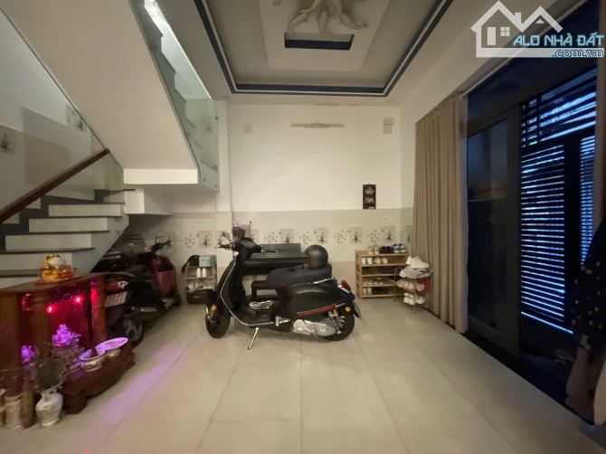 KHU SÂN BAY . NGAY CHỢ . GẦN MẶT TIỀN NGUYỄN KIỆM . CÁCH HXH 15M . 4TẦNG . 50M2, NGANG 4.5 - 1