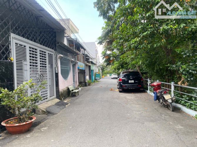 Cần bán nhà 1 trệt 1 lầu 68m2 sát bờ sông thoáng mát ngay chung cư đang xây The Emeradl 68 - 1