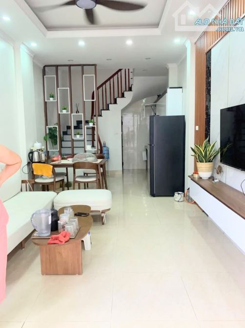 BÁN NHÀ NAM ĐUỐNG LONG BIÊN,5 TẦNG, NGÕ NÔNG, HÀNG XÓM THÂN THIỆN,  AN NINH TỐT, GIÁ 6.X T - 1