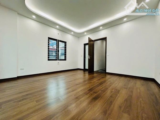 Bán nhà phố Thượng Thanh 35m2- 6 tầng- 4 phòng ngủ- 8 tỷ, thang máy, gần ô tô - 1