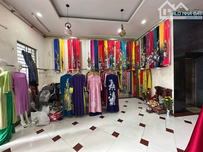 Lô góc 3 mặt tiền, vỉa hè, vị trí đắc địa đẹp hơn mặt phố - 2