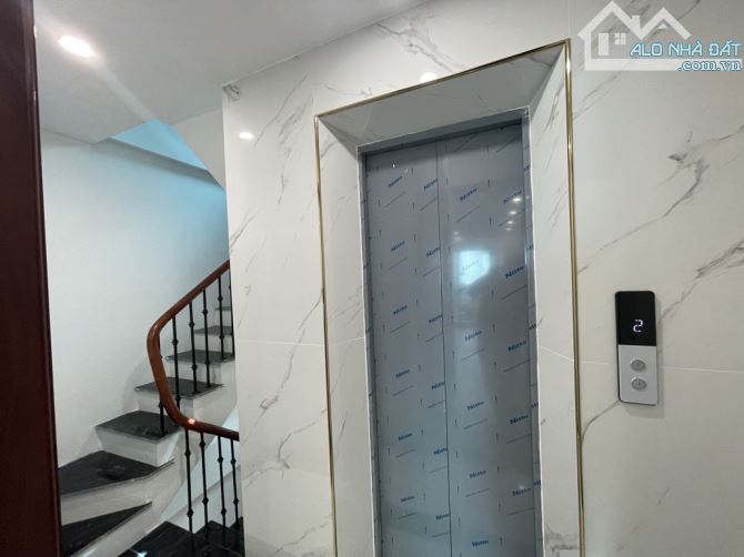 Nhà Cầu Diễn 6 tầng mới kính koong - thang máy nhập khẩu - sát ô tô - giá chỉ 7.39 tỷ - 2