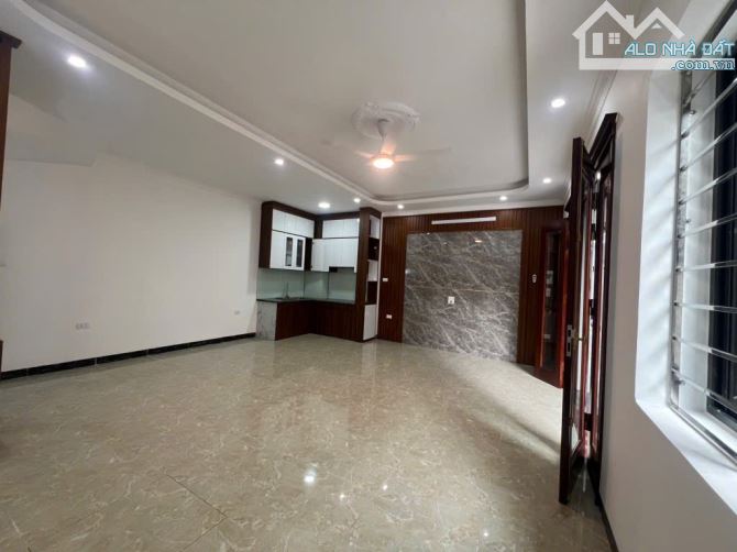 Bán nhà 5 tầng đẹp Thạch Bàn – Long Biên, 40m², mặt tiền 6.5m, ô tô đỗ cửa, giá 6.7 tỷ - 2