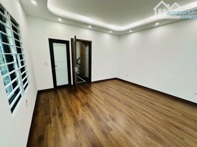 Bán nhà phố Thượng Thanh 35m2- 6 tầng- 4 phòng ngủ- 8 tỷ, thang máy, gần ô tô - 2